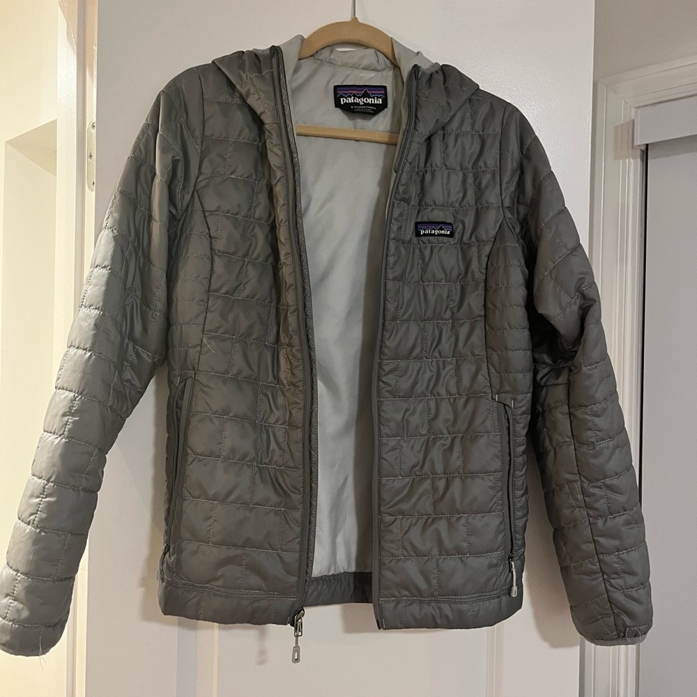 Women’s silver Patagonia insulated jacket with hood, size small